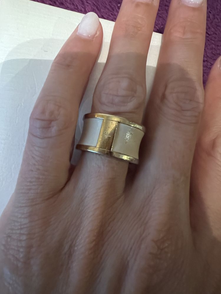 Anel dourado da Calvin Klein