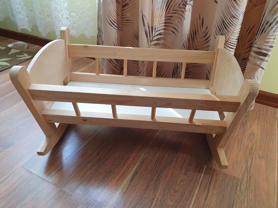 Ślicze łóżeczko dla lali, zabawka bujane drewniane. Zabawka 1+ montre