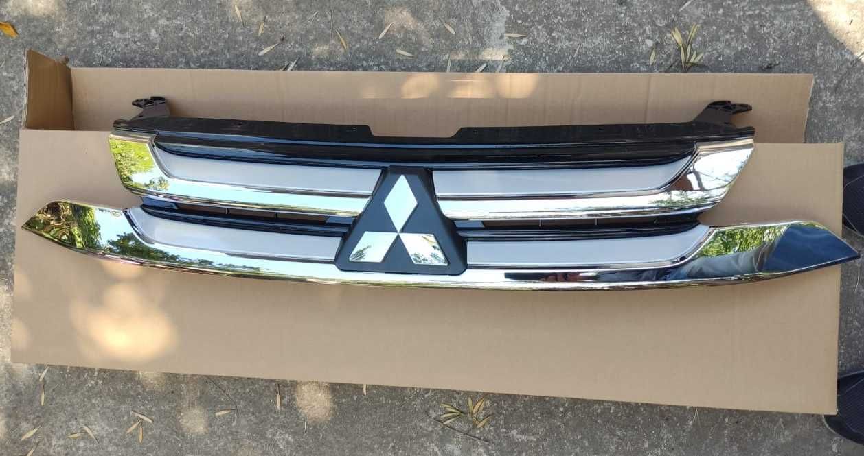 Решітка радіатора,гриль Mitsubishi Outlander 3 2014-2018 (З ЭМБЛЕМОЮ)