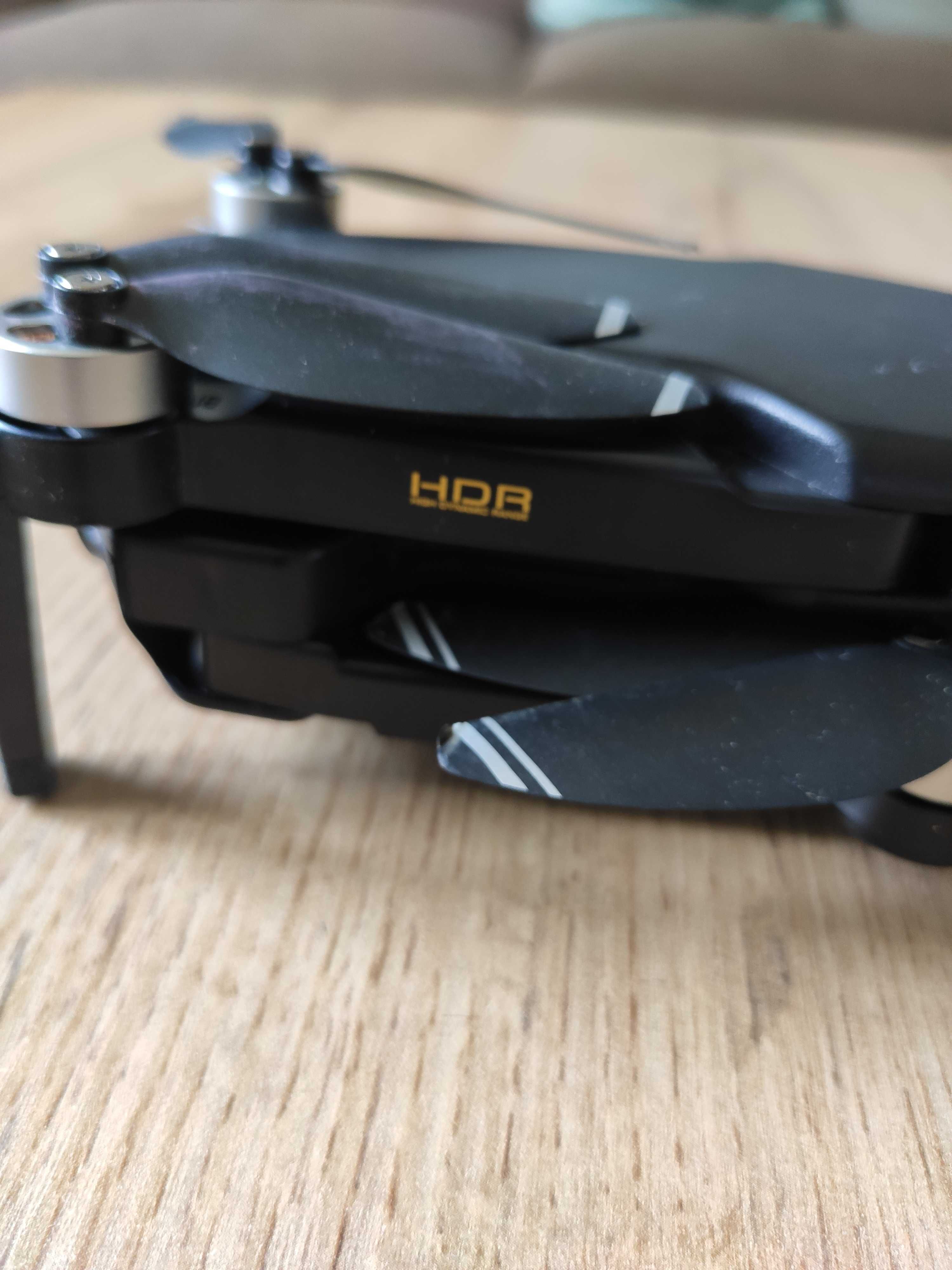 Dron z kamerami mały.