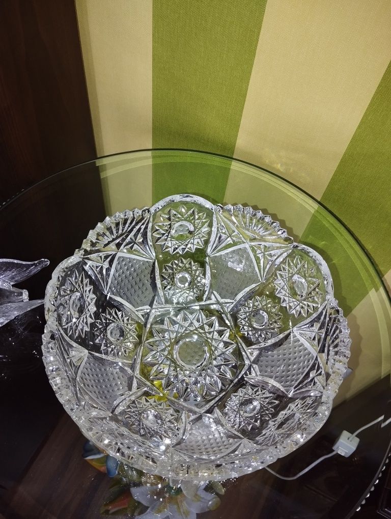 Продам хрустальные вазы .