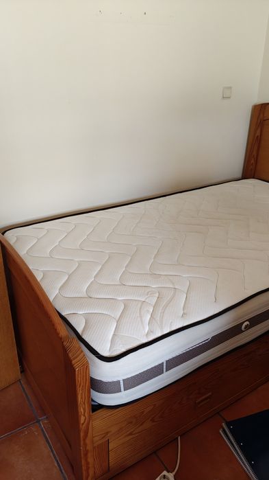 Cama solteiro de madeira