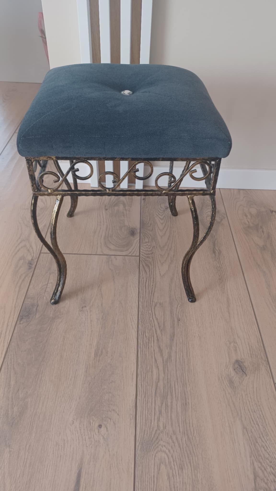 Elegancki taboret
