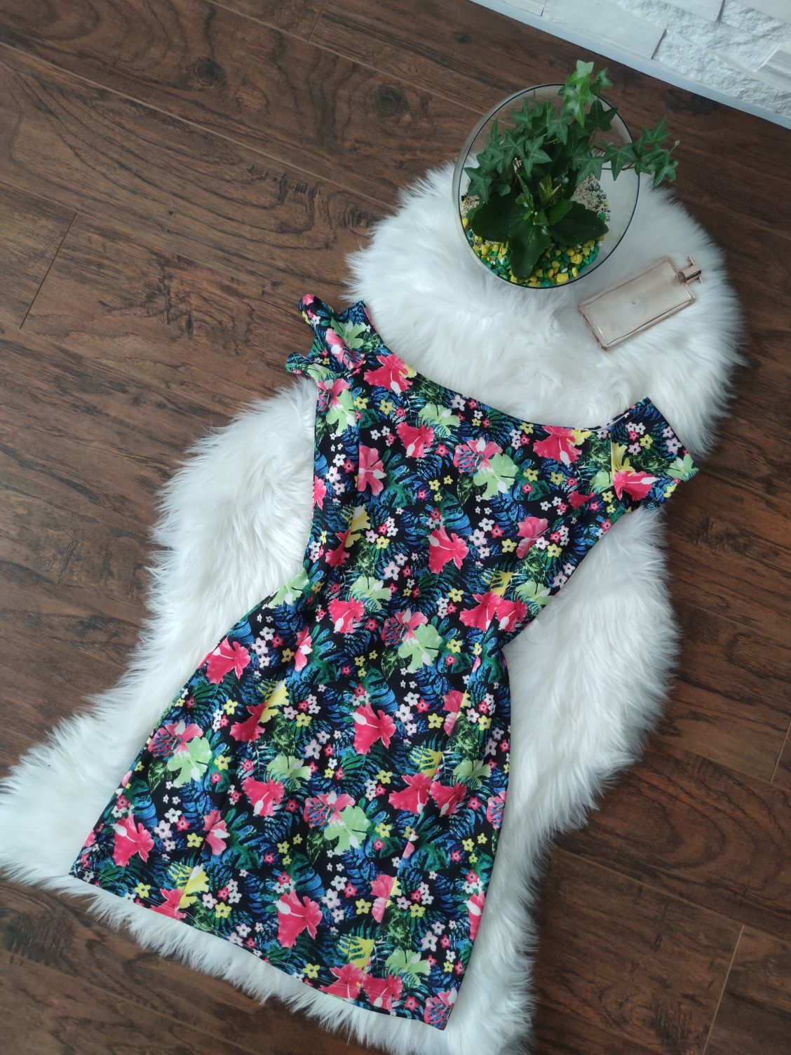 Mini sukienka H&M w kwiaty z marszczeniem na biuście
Rozmiar XS 
Stan