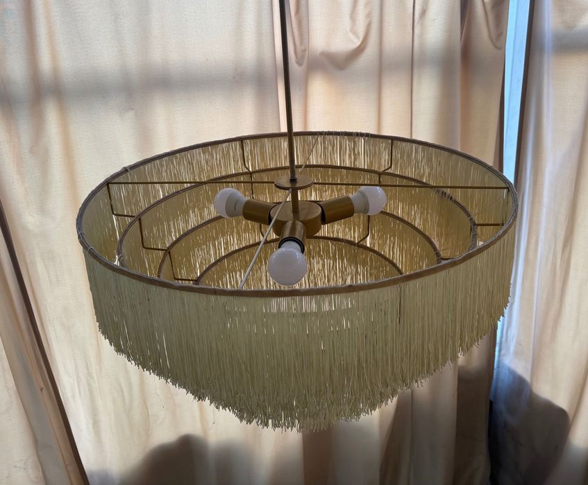 Подвесная люстра с бахромой и латунным каркасом