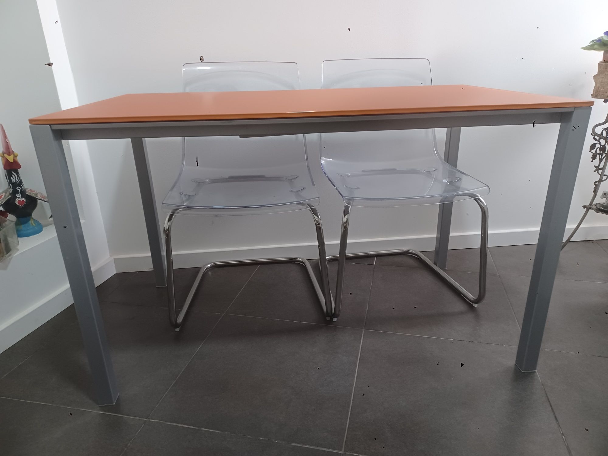 Mesa de cozinha com cofre Cancio