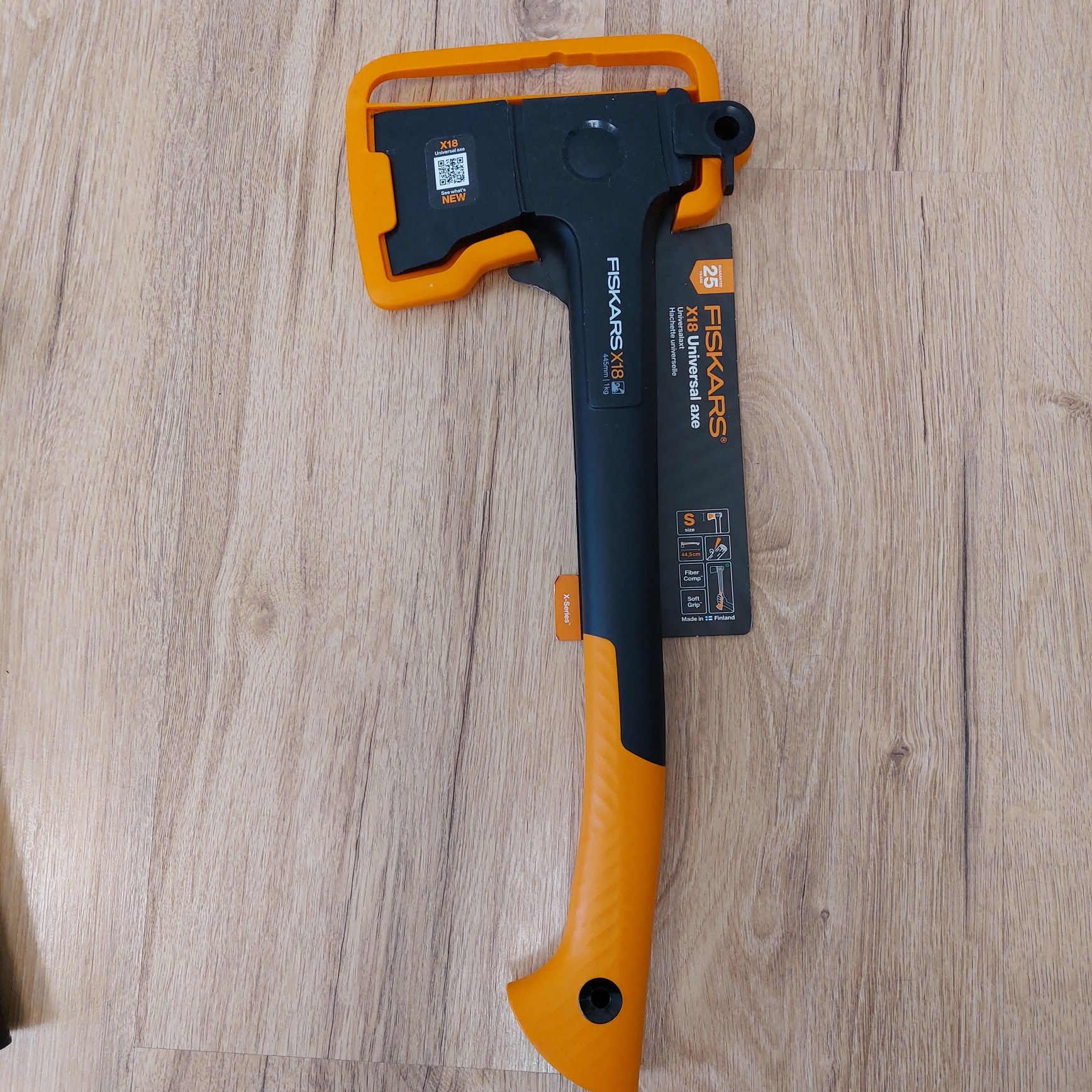 Сокира Fiskars X