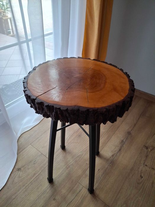 Stolik z olchowego drzewa