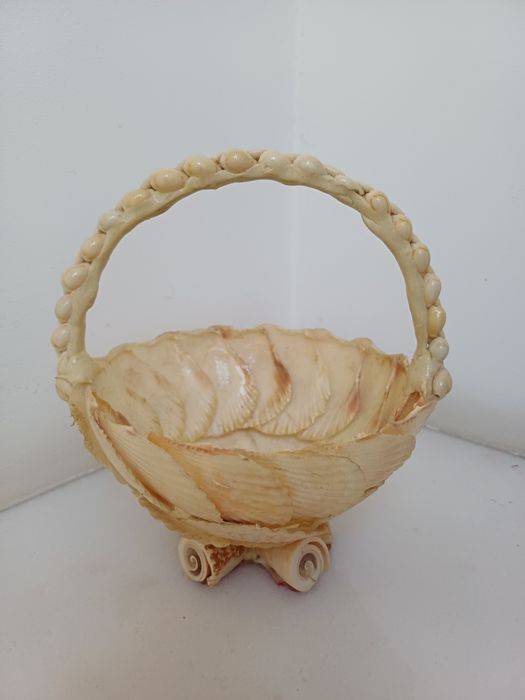 Cesto feito de conchas e búzios