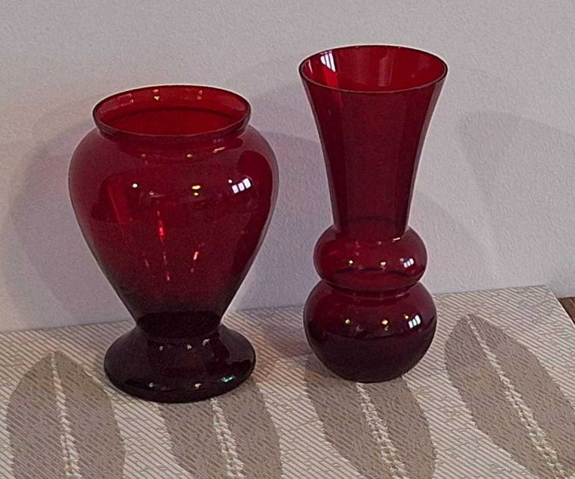 Zestaw 2 wazonów / flakonów ze starego szkła, kolor rubinowy czerwień