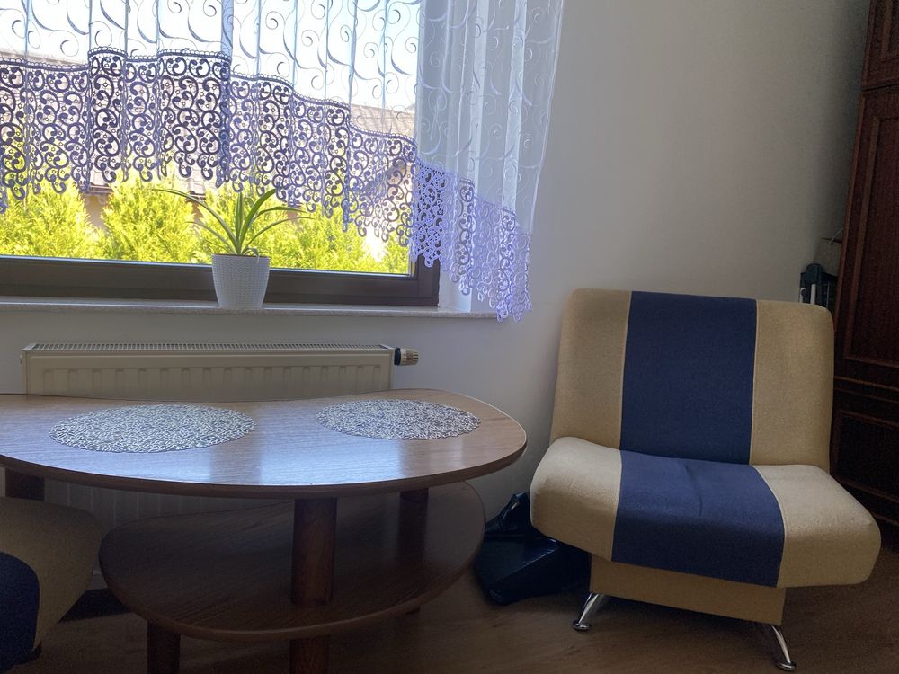Wersalka, fotele i stolik kawowy