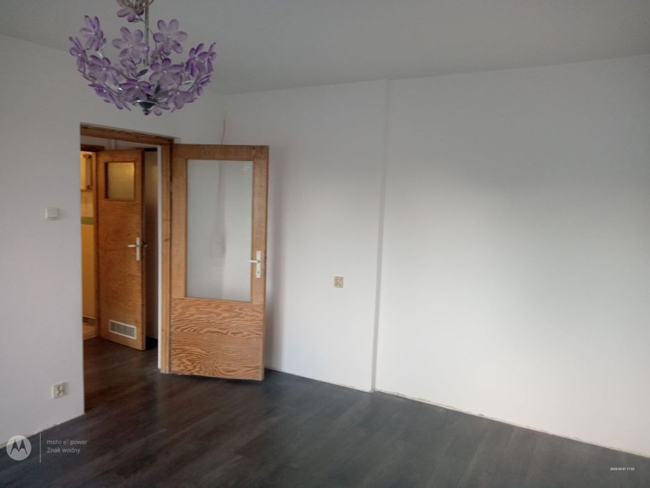 Panele podłogowe kolor czarny lub grafitowy (zależy jak kto widzi)