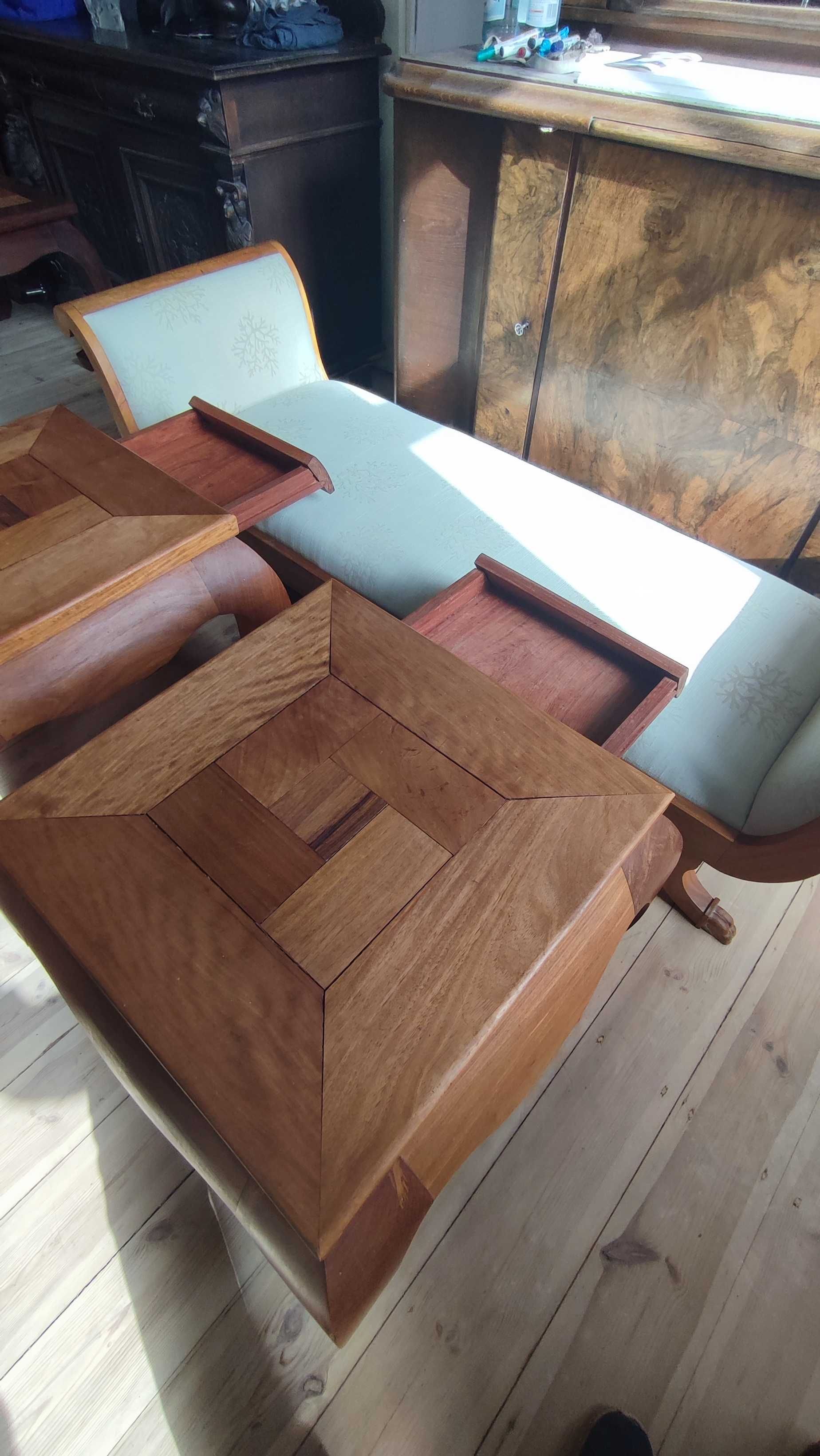 Zestaw 2 stylowych stolików kawowych - wymiary: 70x70x55