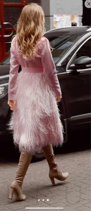 Designerski płaszcz S–M z ekologicznym futrem, różowy