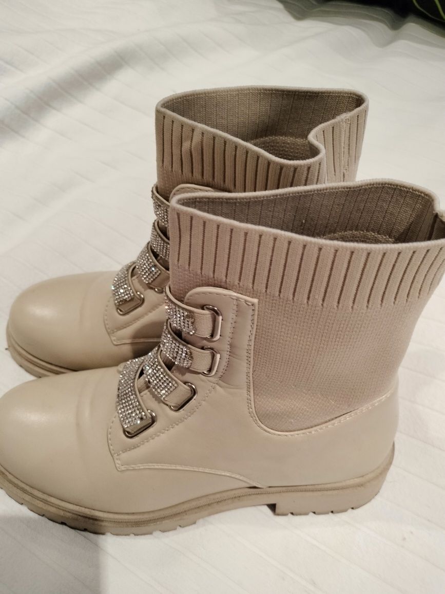 Botas beje com brilhantes