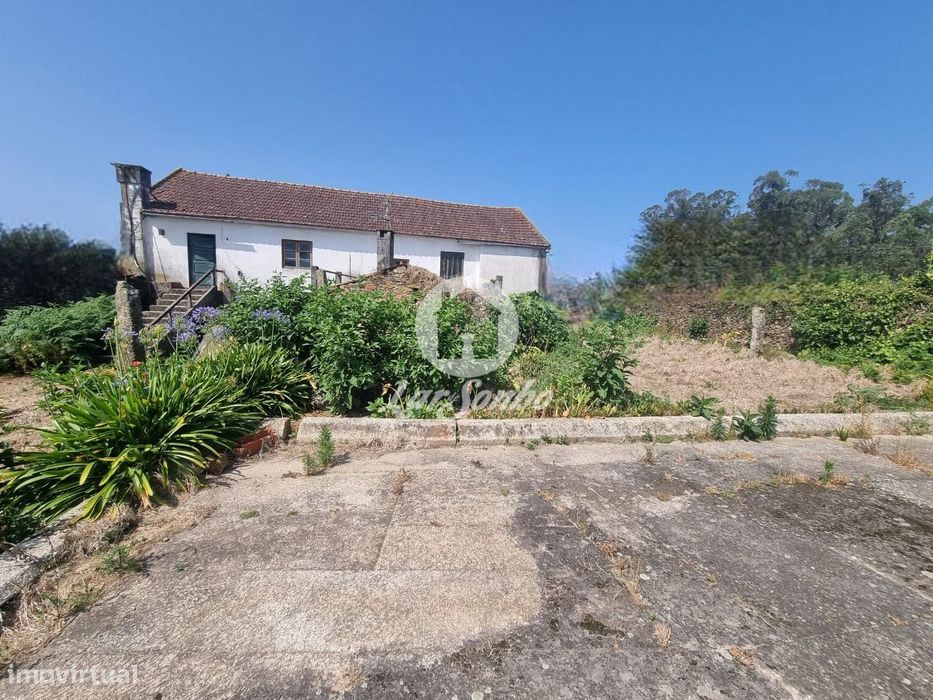 Moradia para Recuperar em Barcelos, Ideal para Investimento