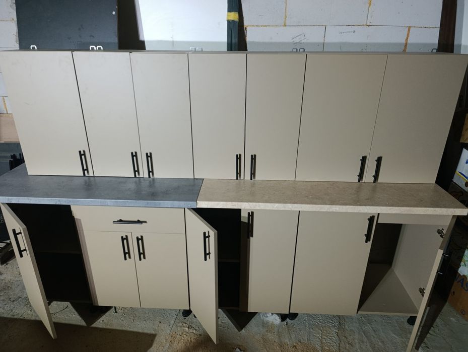 Кухня в зібрано у вигляді нова