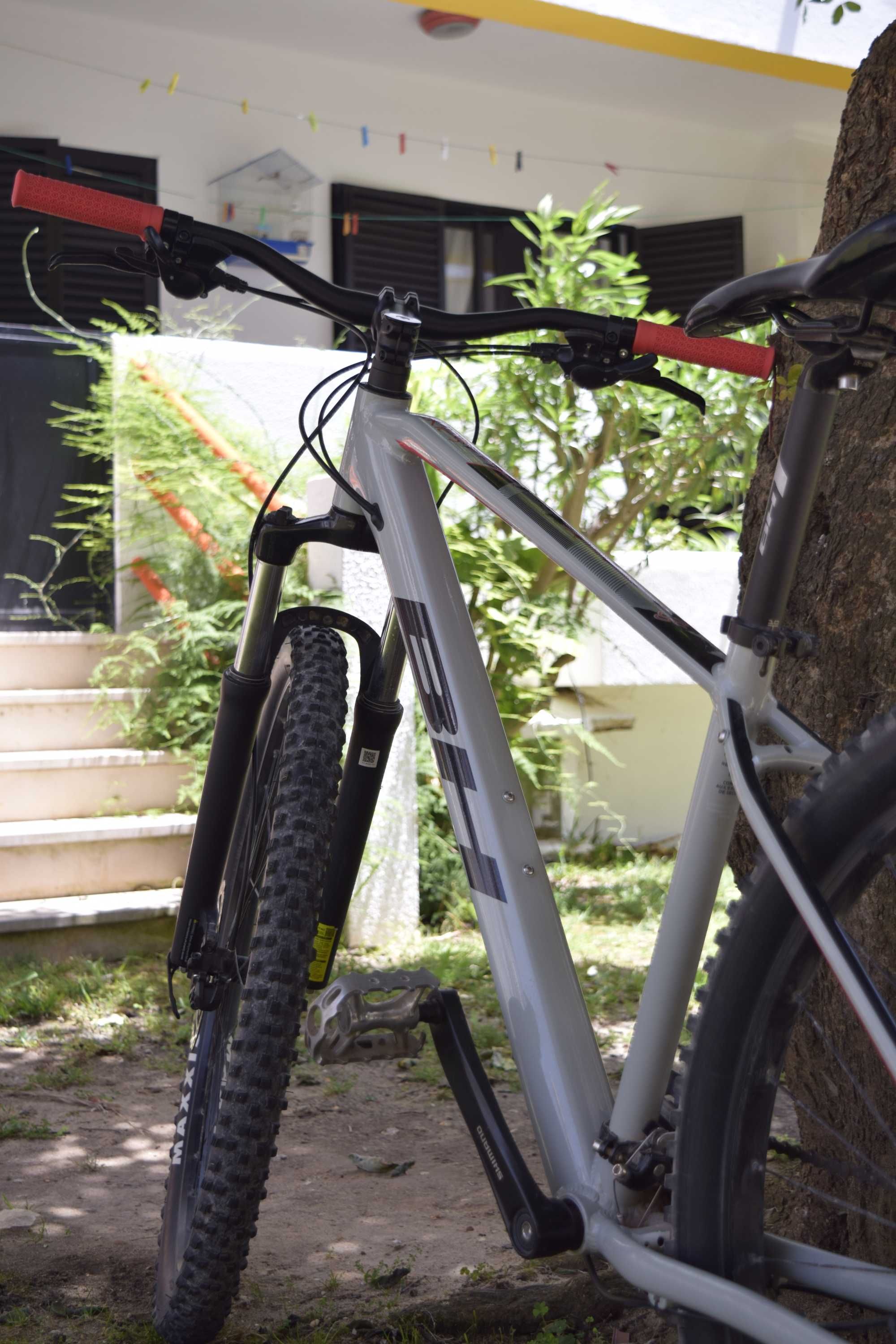 Bicicleta BH Spike 2.0 BTT com pedais como Nova