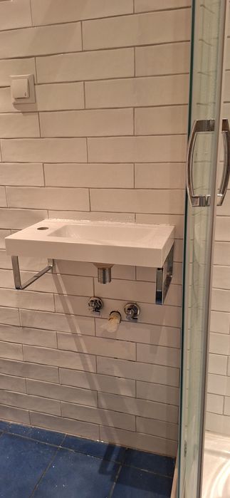 Mała, prawie nowa, umywalka łazienkowa ze stalowymi wspornikami