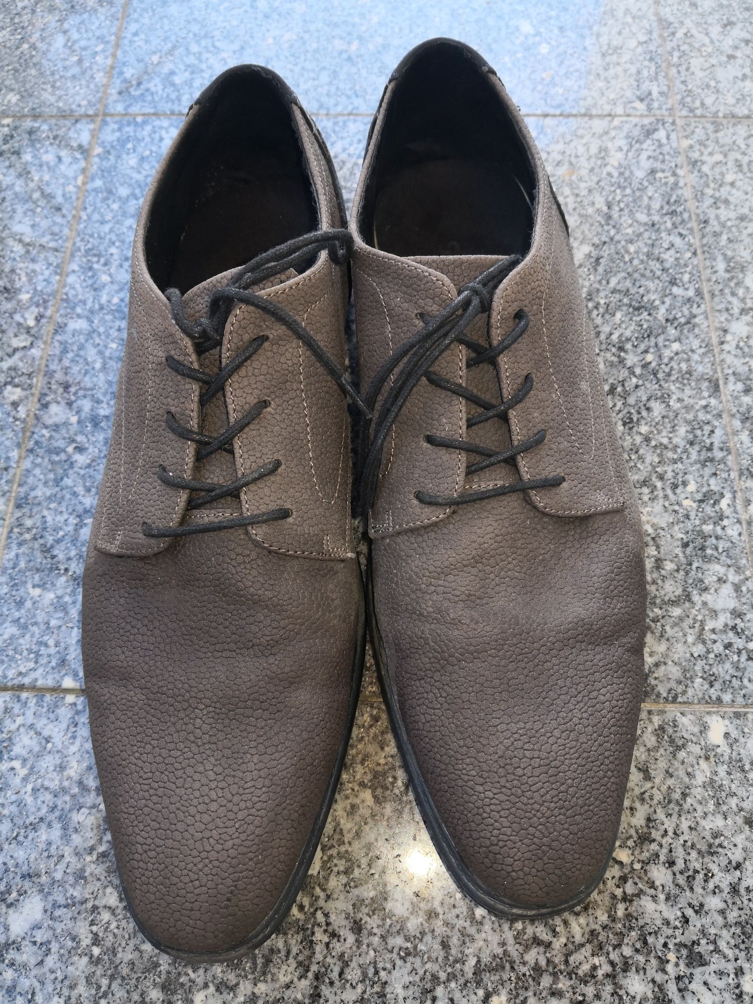 Sapatos castanhos