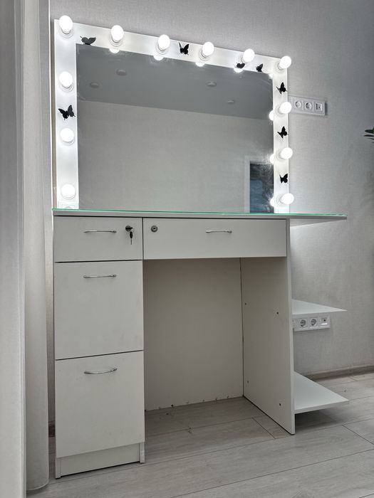 Стіл для візажиста та бровіста