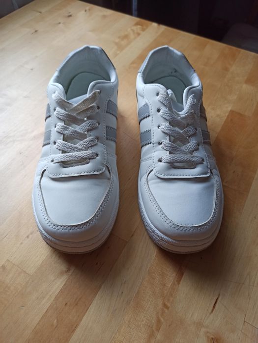 Białe adidasy damskie