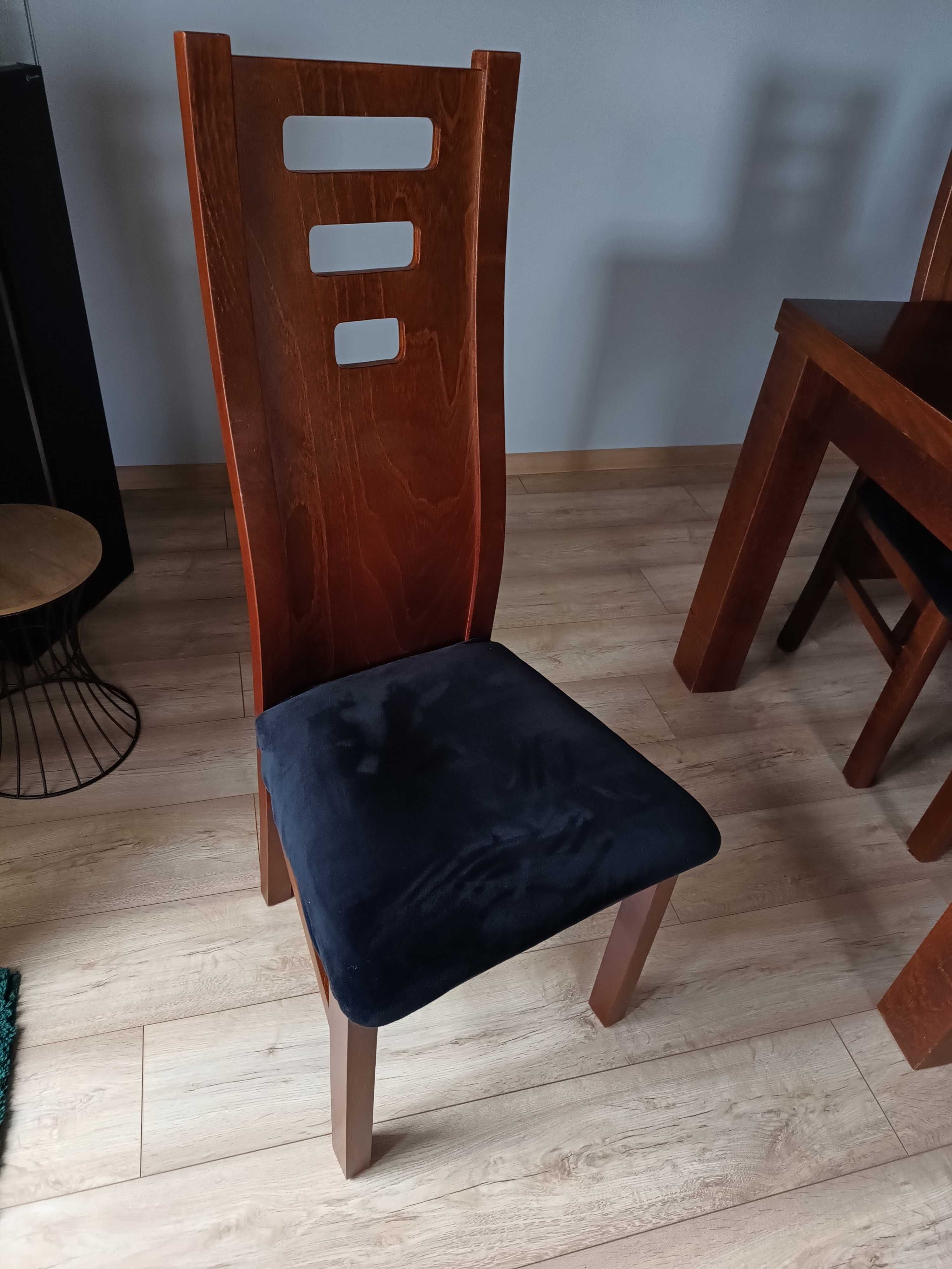 Krzesło drewno z czarnym siedziskiem
