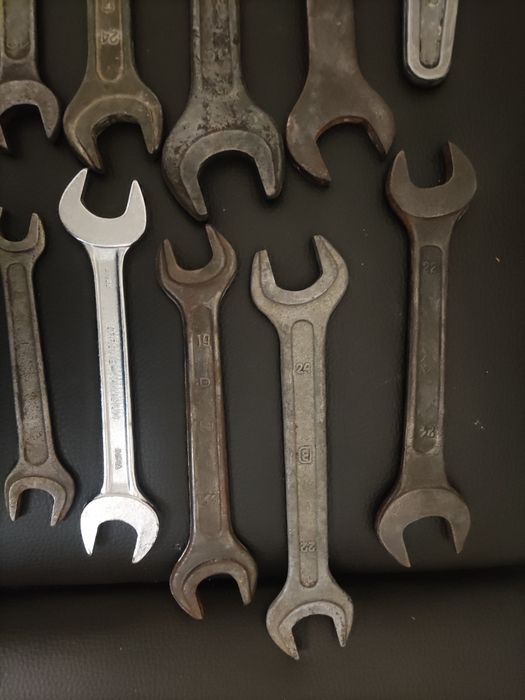 Лот Ключів різних розмірів