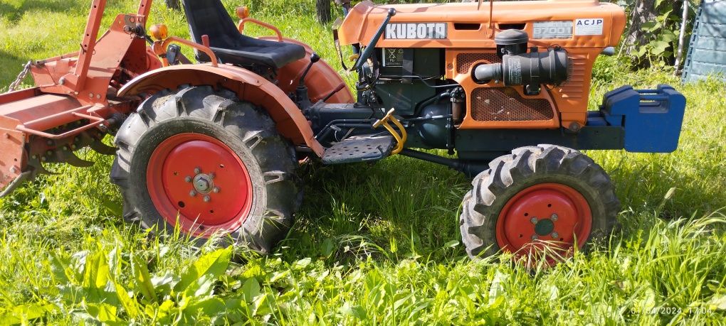 Trator Kubota T7001