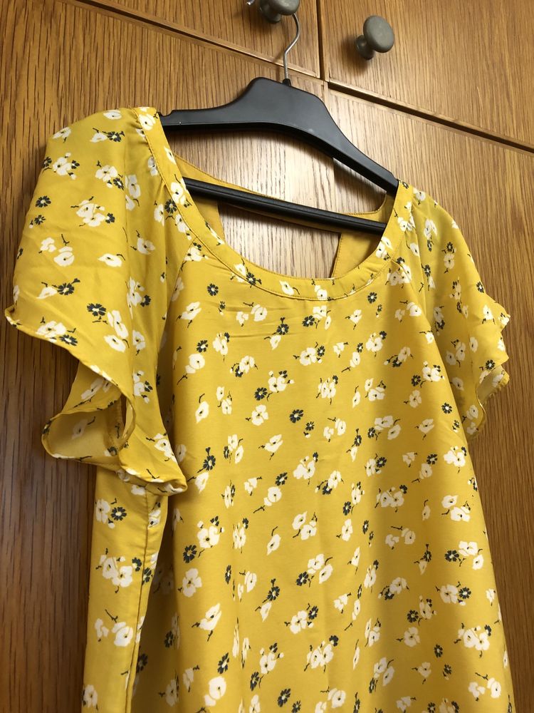 Vestido amarelo com flores