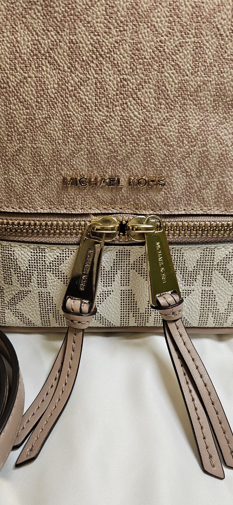 Sprzedam Piękny Nowy plecaczek Mini rhea firmy Michael Kors 

Plecacze