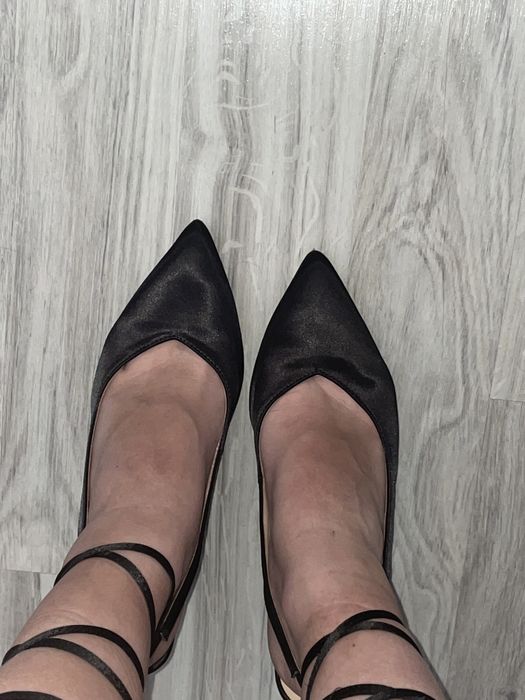 черные туфли на шпильке, каблуки на завязках