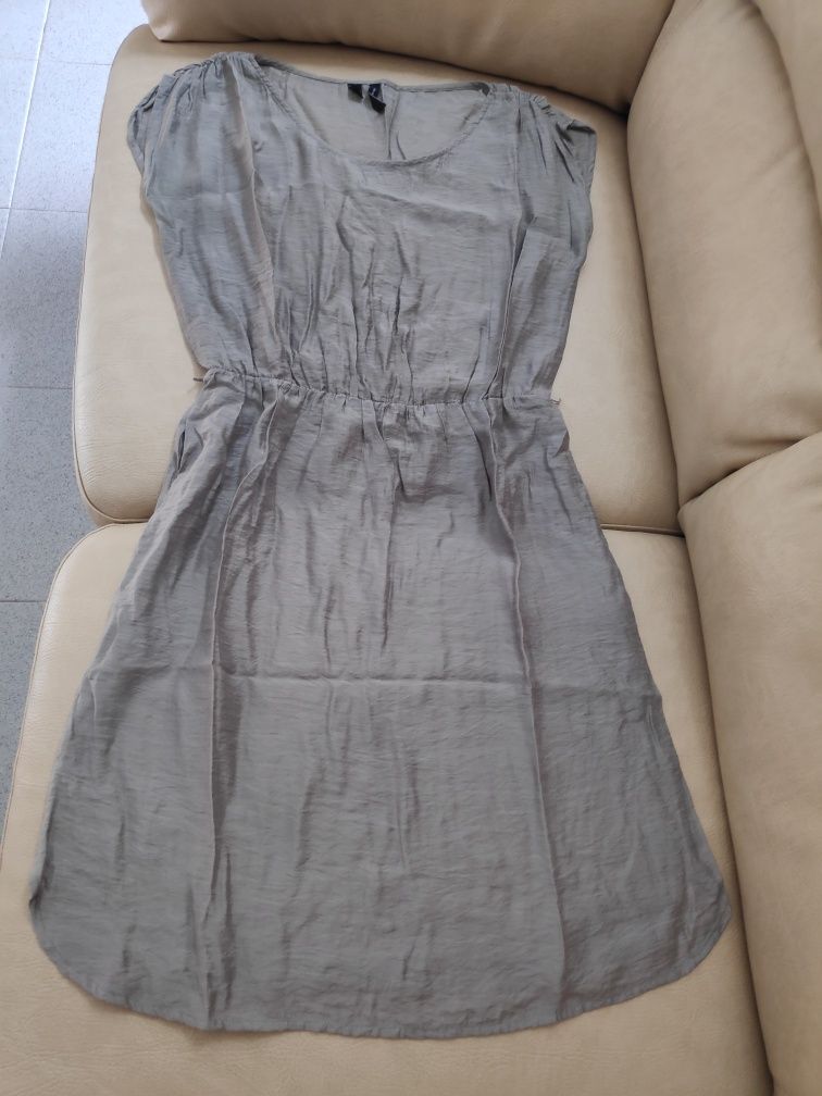 Peça muito especial, elegante feita de missangas com muita classe.
