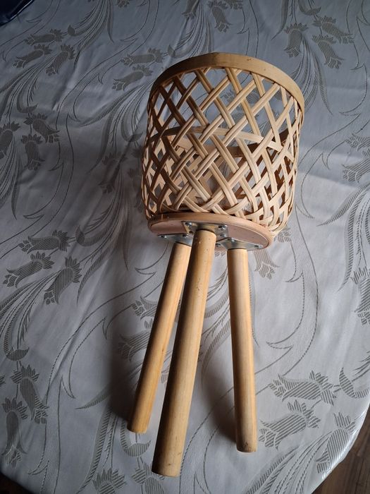 Drewniany stojak na kwiaty