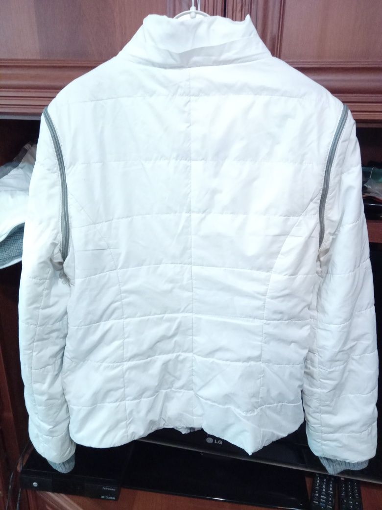 Белая женская курточка 44-46 размера весенняяа