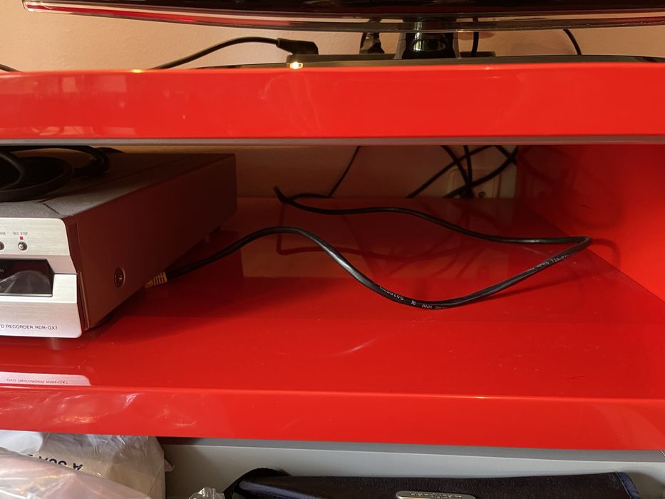 Móvel multimédia lacado com gavetão deslizante