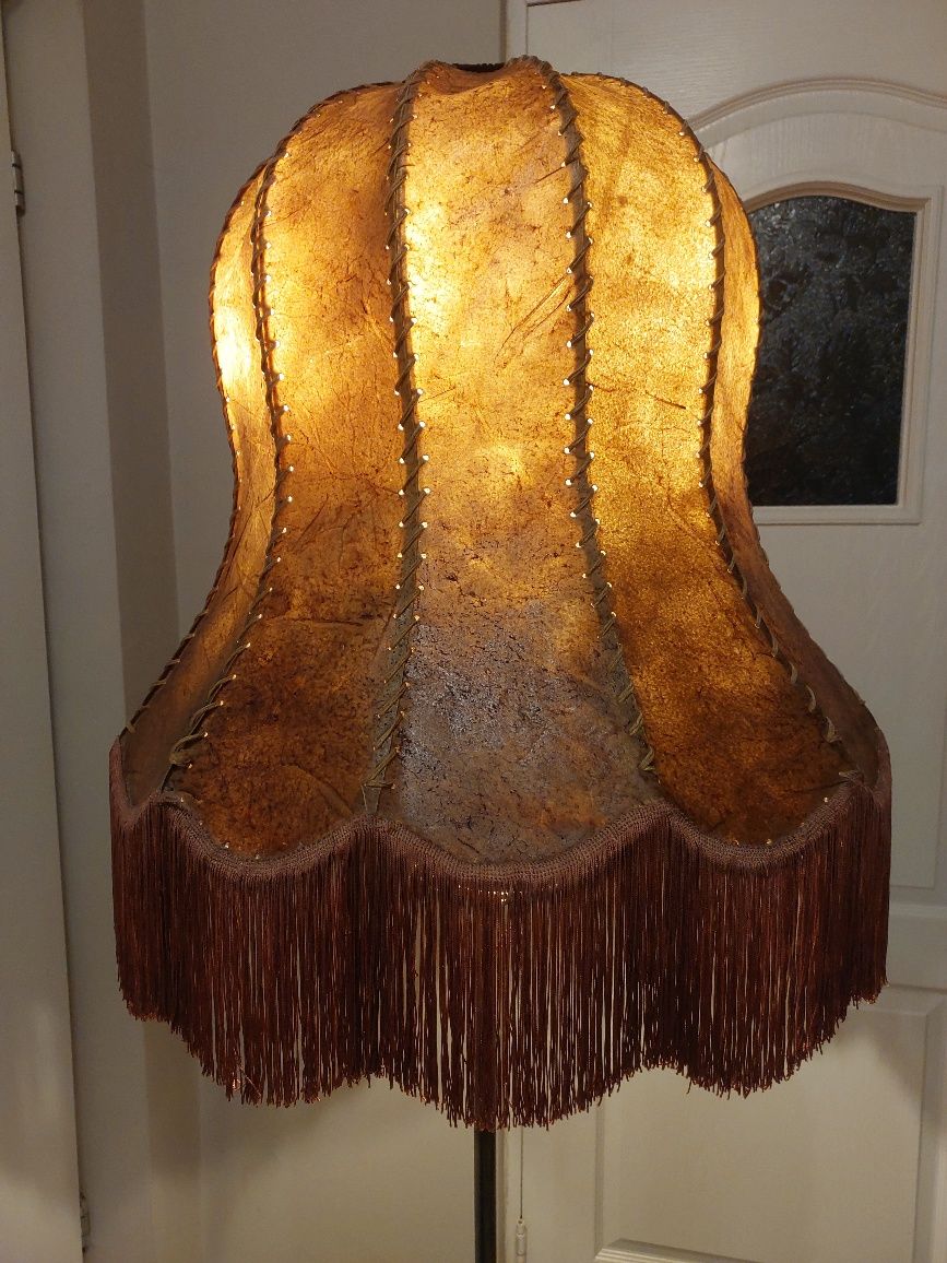 Lampa stojąca podłogowa z dużym skórzanym kloszem