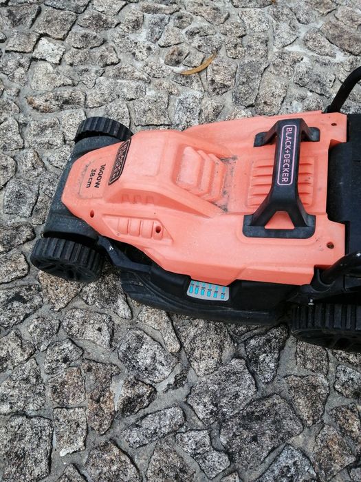Máquina de cortar relva black decker  avariada