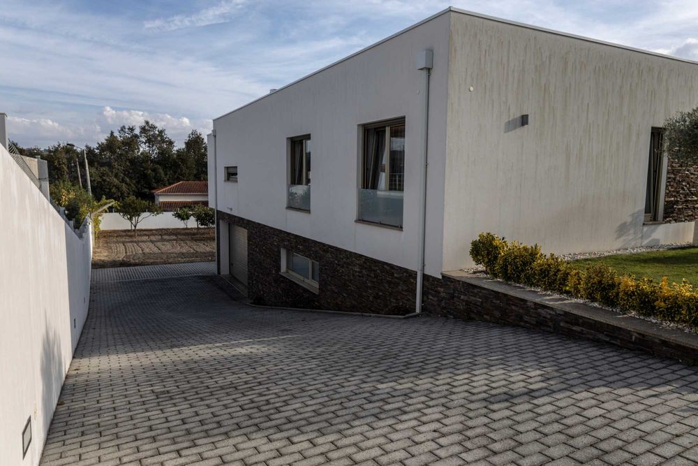 Moradia T4 com Arquitetura de Sonho e Luminusidade Ímpar