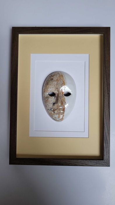 Maska ceramiczna malowana ręcznie oprawiona w ramy- obraz
