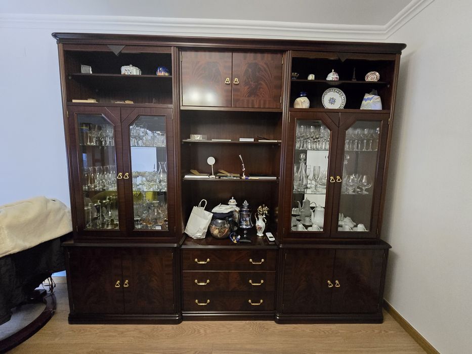 Móvel cristaleira em nogueira maciça