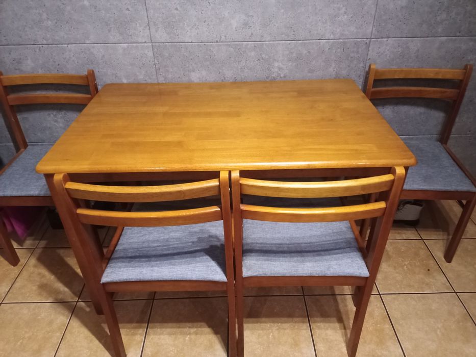 Sprzedam stół+4 krzesła do kuchni komplet