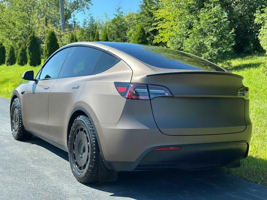 Tesla Model Y      2023