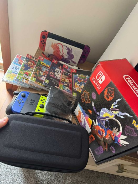 Nintendo Switch OLED Pokémon Scarlet & Violet + 6 jogos + 4 comandos