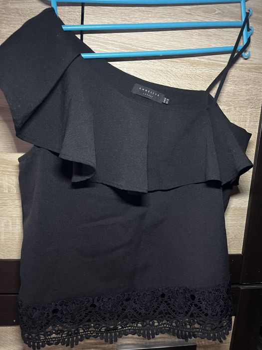 Легка , приємна , нарядна футболка