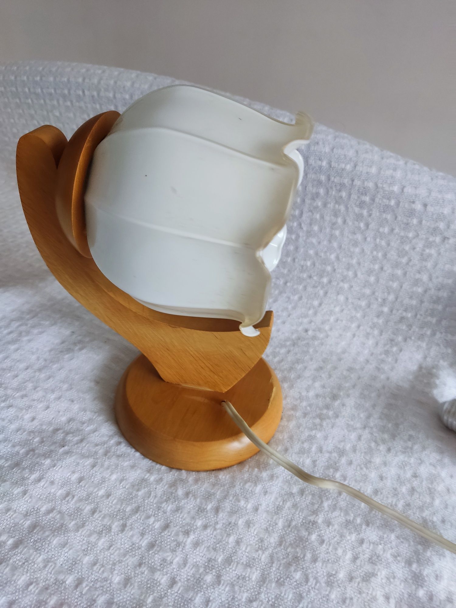 drewniany kinkiet z mlecznym szklanym kloszem SPRAWNA lampa