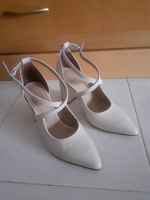 Sapatos bejes de Verniz ( Marca Novation ) Novos