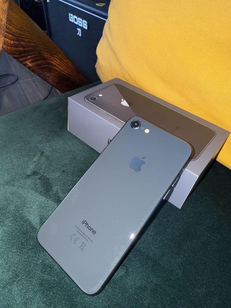 iPhone 8 64 GB z EarPods ze złączen Lightning