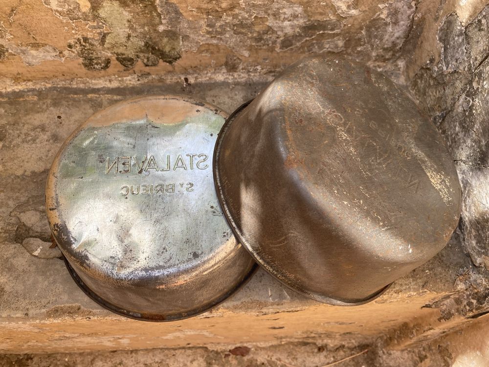 2 formas metalicas de cozinha antigas