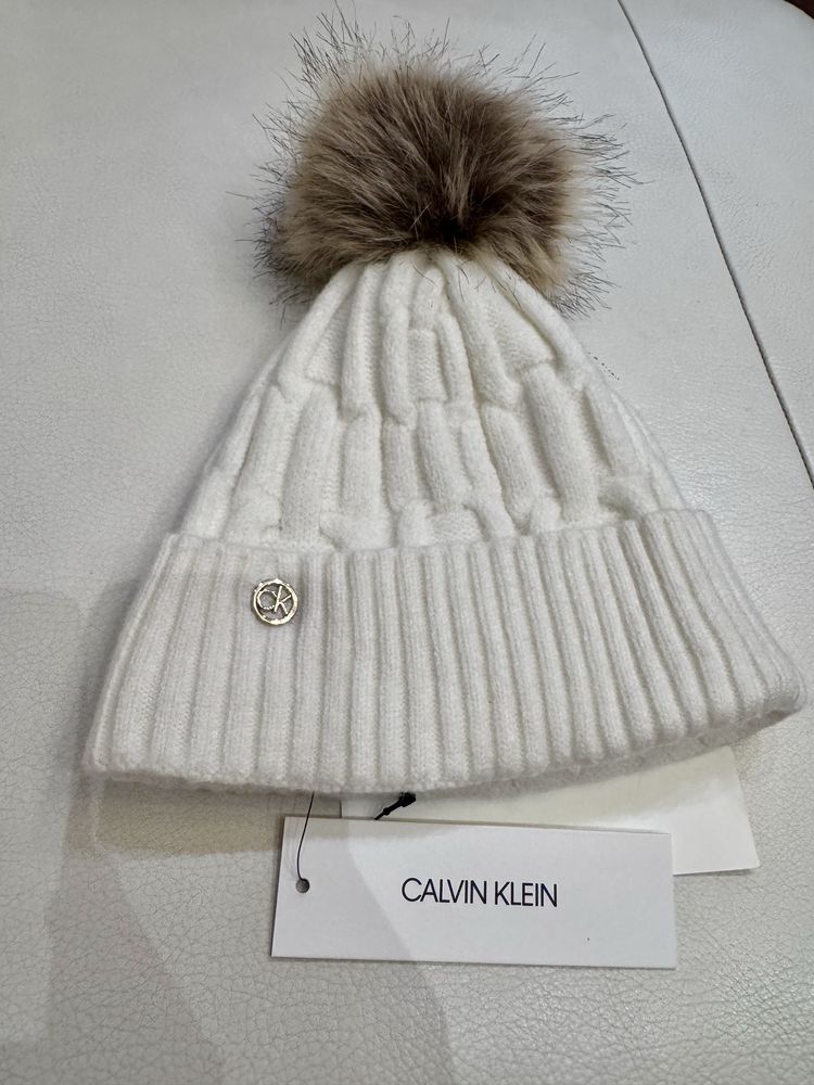 Шапка Calvin Klein з помпоном зі штучного хутра. Оригінал.